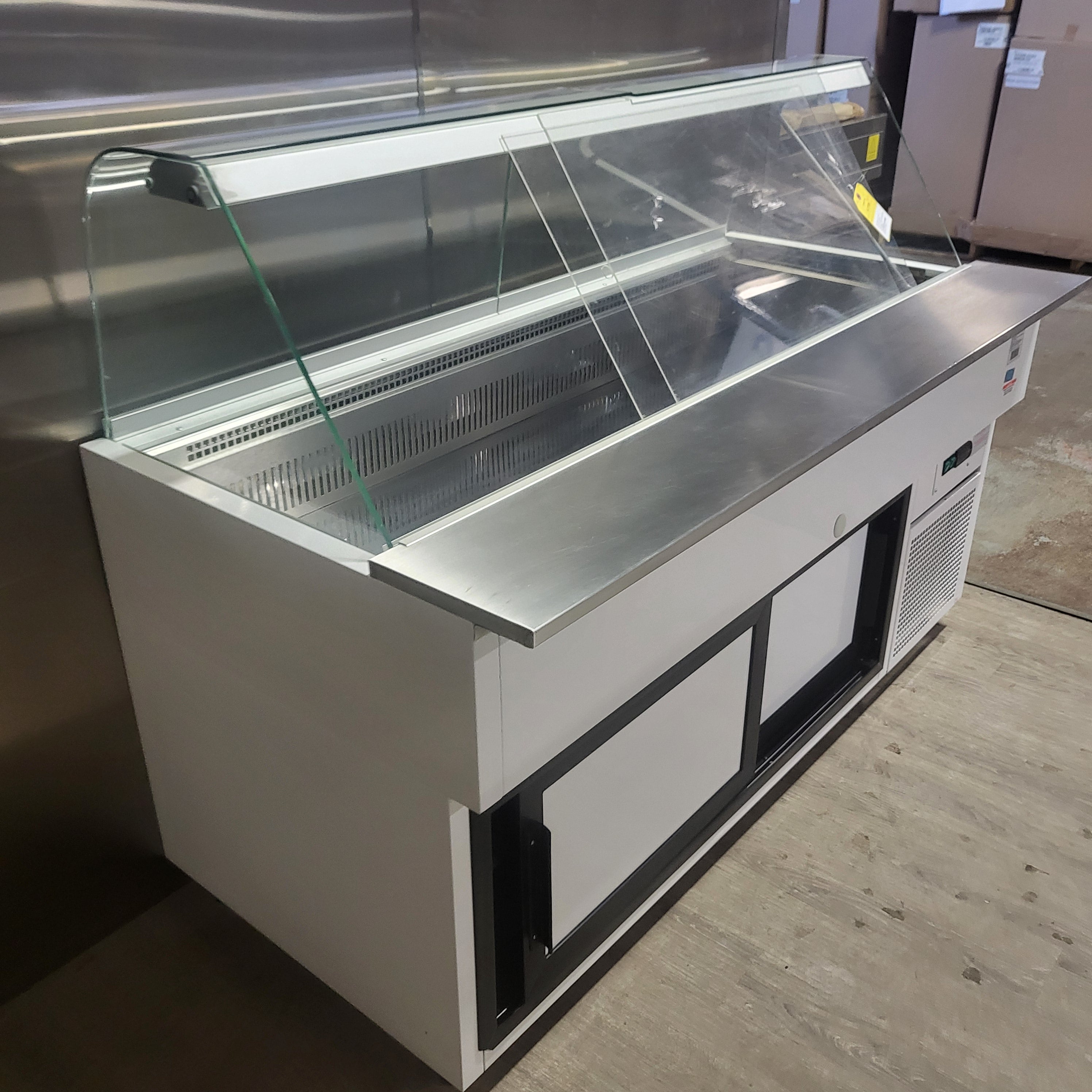 Thumbnail - Igloo ESCD67 Refrigerated Salad Table with Curved Front Glass